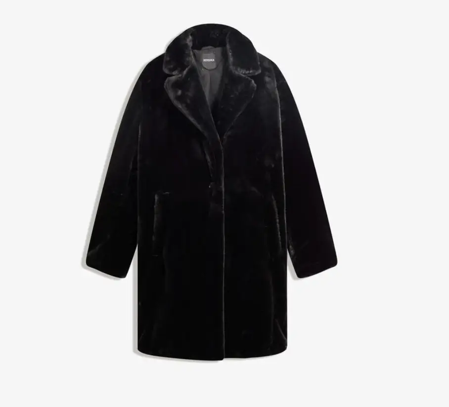 Cappotto in pelliccia sintetica scontato del 50% da Bershka