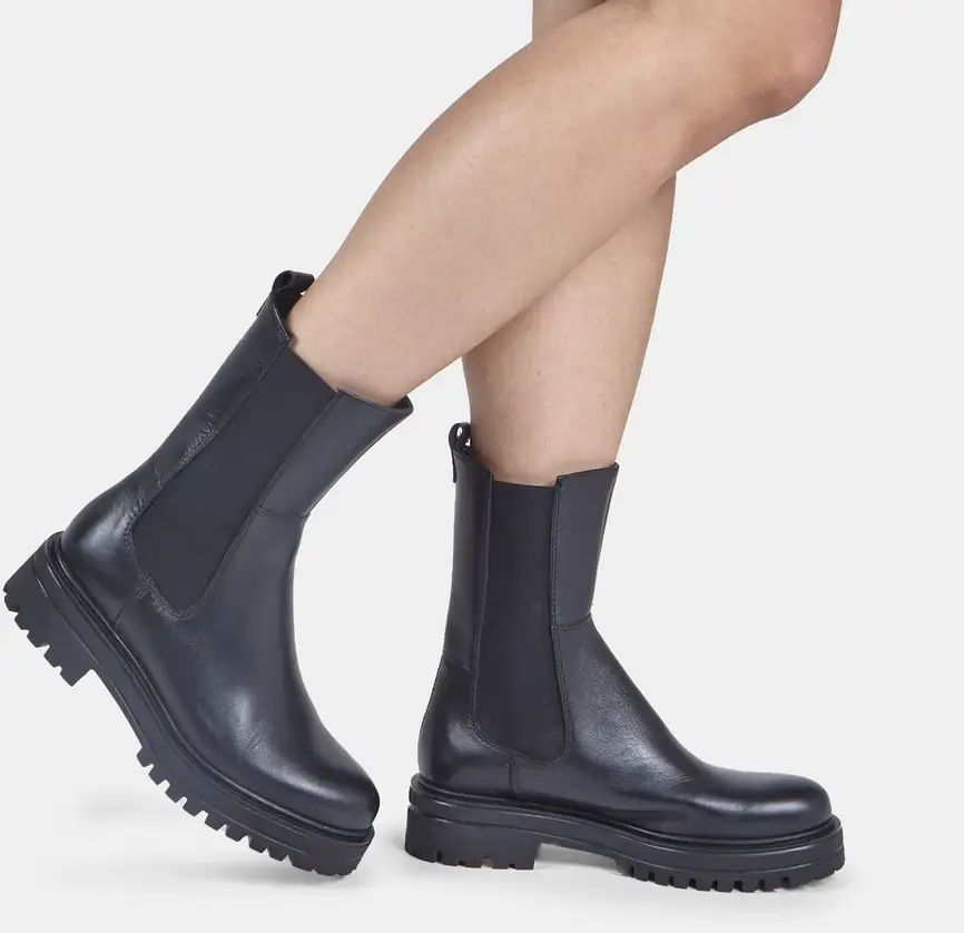 Stivaletti Chelsea in pelle scontati del 20% da Bata